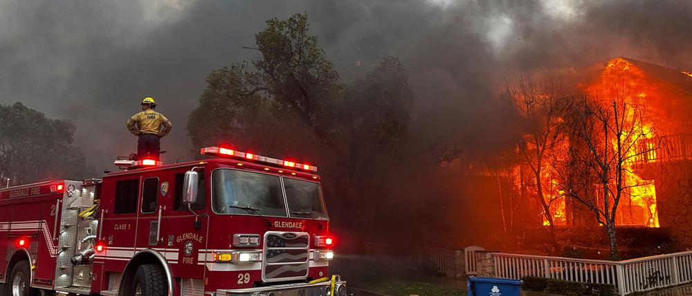 Zur Unterstützung ihrer Arbeit bekommt die Feuerwehr nun Geld von den reichen Filmstudios. (Archivbild)