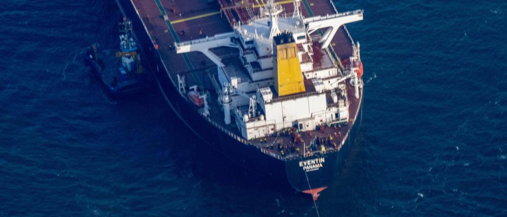 Der manövrierunfähige Tanker „Eventin“ liegt zwischen Binz und Sassnitz auf der Reede Sassnitz.