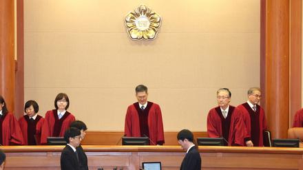 Die Richter des südkoreanischen Verfassungsgerichts kommen zur ersten formellen Anhörung des Amtsenthebungsverfahrens gegen Präsident Yoon in den Gerichtssaal.