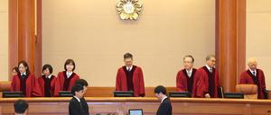Die Richter des südkoreanischen Verfassungsgerichts kommen zur ersten formellen Anhörung des Amtsenthebungsverfahrens gegen Präsident Yoon in den Gerichtssaal.