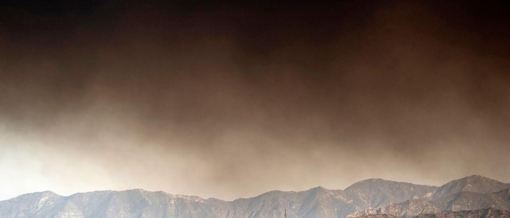 In Bibliotheken, Freizeitzentren und Altenheimen stehen nun Masken bereit.