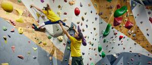 Bouldern gilt für Kinder als idealer Sport, um ihren natürlichen Bewegungsdrang zu fördern.