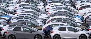 In der EU sowie Großbritannien, Island, Norwegen und der Schweiz ging die Zahl der ausgelieferten E-Autos um drei Prozent auf drei Millionen zurück.