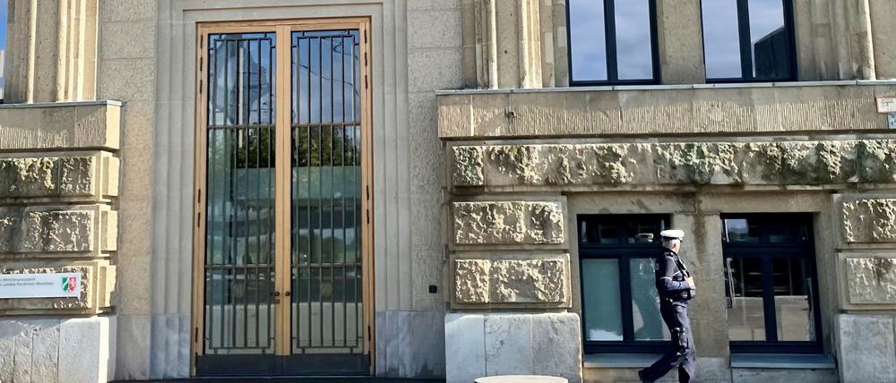 Ein Polizist geht an der Staatskanzlei entlang (Archivfoto)