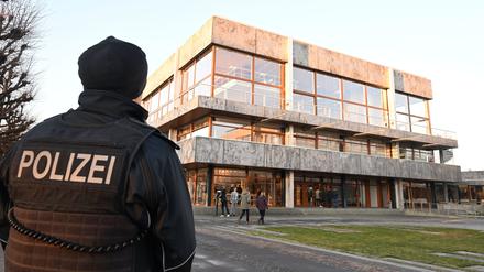 Ein Polizist steht vor dem Gebäude des Bundesverfassungsgerichts. 