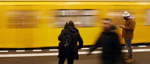 Einfahrender Zug am U-Bahnhof Hermannplatz.