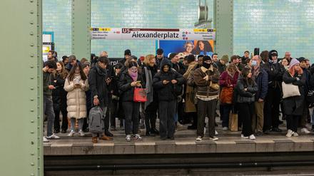  Am Alexanderplatz warten viele Menschen am Bahnsteig der Linie U5. (Symbolbild)