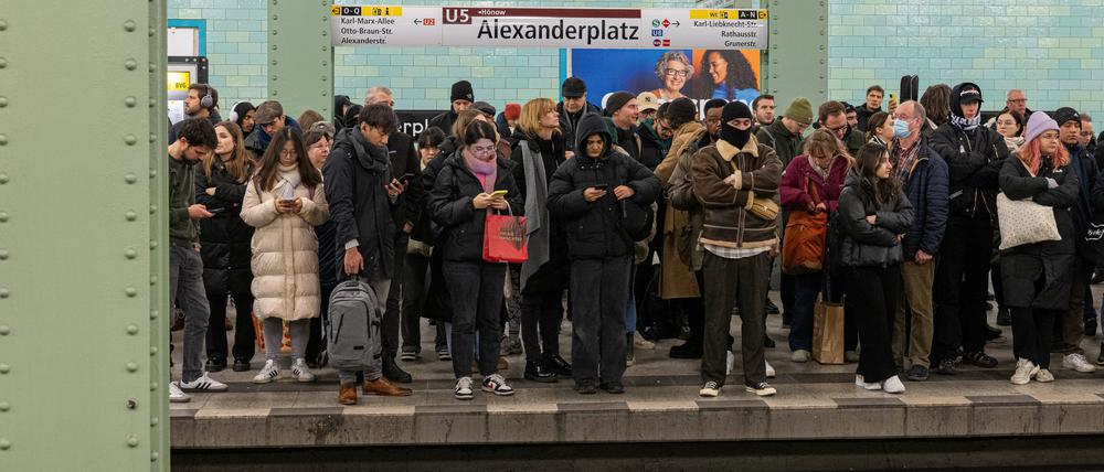 Am Alexanderplatz warten viele Menschen am Bahnsteig der Linie U5. (Symbolbild)