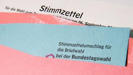 ARCHIV - 18.08.2021, Niedersachsen, Hannover: ILLUSTRATION - Ein Muster eines Stimmzettelumschlags für die Briefwahl bei der Bundestagswahl 2021 liegt auf einem Tisch. (zu dpa: «Knapp 5,9 Millionen Wahlberechtigte in Niedersachsen») Foto: Julian Stratenschulte/dpa +++ dpa-Bildfunk +++