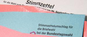 ARCHIV - 18.08.2021, Niedersachsen, Hannover: ILLUSTRATION - Ein Muster eines Stimmzettelumschlags für die Briefwahl bei der Bundestagswahl 2021 liegt auf einem Tisch. (zu dpa: «Knapp 5,9 Millionen Wahlberechtigte in Niedersachsen») Foto: Julian Stratenschulte/dpa +++ dpa-Bildfunk +++