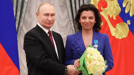 Der russische Präsident Wladimir Putin zeichnet die Chefredakteurin des russischen Senders RT, Margarita Simonjan, im Kreml mit dem Ehrenorden aus. (Symbolbild).