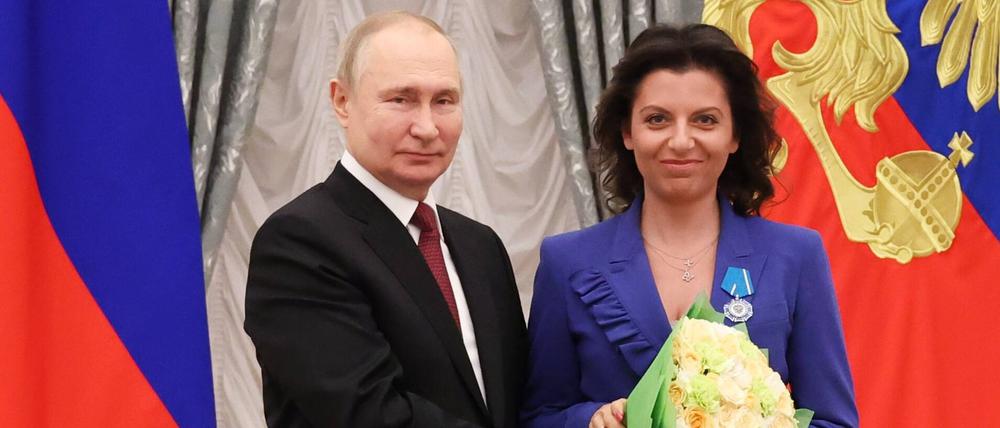 Der russische Präsident Wladimir Putin zeichnet die Chefredakteurin des russischen Senders RT, Margarita Simonjan, im Kreml mit dem Ehrenorden aus. (Symbolbild).