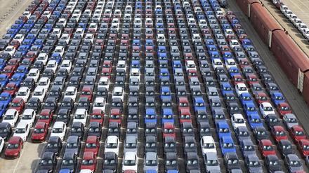 Neuwagen für den Export warten in einem Hafen in Yantai in der ostchinesischen Provinz Shandong auf den Transport.