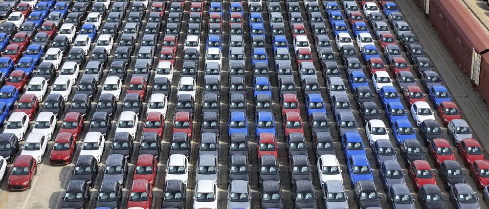 Neuwagen für den Export warten in einem Hafen in Yantai in der ostchinesischen Provinz Shandong auf den Transport.