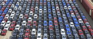 Neuwagen für den Export warten in einem Hafen in Yantai in der ostchinesischen Provinz Shandong auf den Transport.