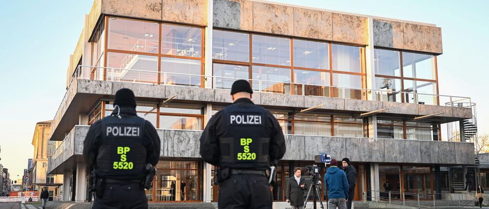 Die DFL ist mit ihrer Beschwerde gegen eine Beteiligung an den Polizeikosten für Hochrisikospiele am Bundesverfassungsgericht gescheitert.