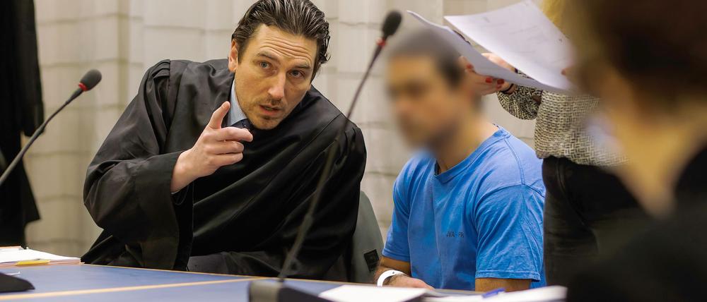 Ein 42-Jähriger steht wegen Angriffen auf Menschen vor Gericht. 