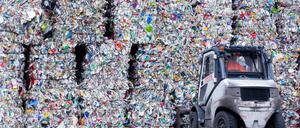 Solche sortierten Verpackungsabfälle werden meist verbrannt oder mechanisch in neue Formen gepresst.