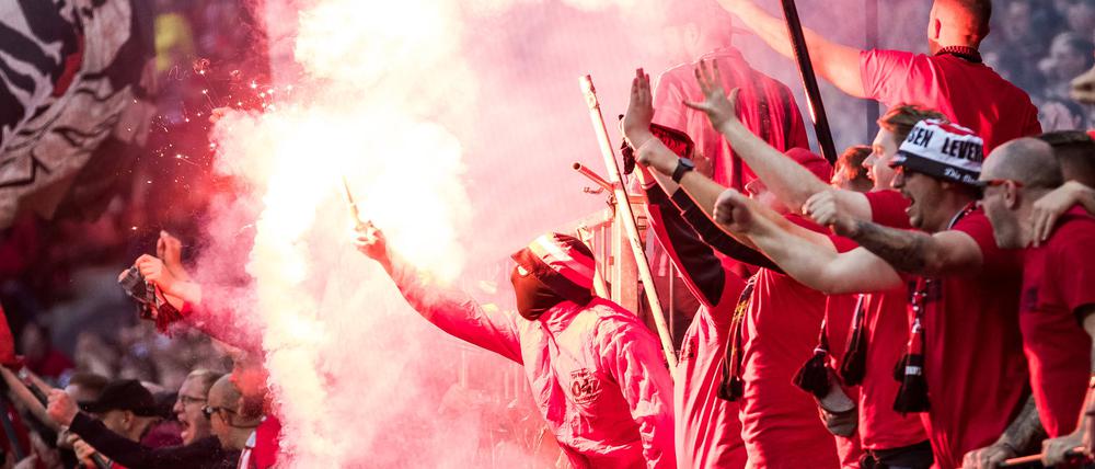 UEFA Europa League Halbfinale: Bayer 04 Leverkusen - AS Roma Maskierte Ultras zuenden Bengalos in der Nordkurve von Bayer 04 Leverkusen UEFA Europa League Halbfinale: Bayer 04 Leverkusen - AS Roma, BayArena Leverkusen am 18.05.2023 *** UEFA Europa League semi-final Bayer 04 Leverkusen AS Roma Masked Ultras send Bengalos in the north curve of Bayer 04 Leverkusen UEFA Europa League semi-final Bayer 04 Leverkusen AS Roma, BayArena Leverkusen on 18 05 2023 Copyright: xBEAUTIFULxSPORTS/Wunderlx