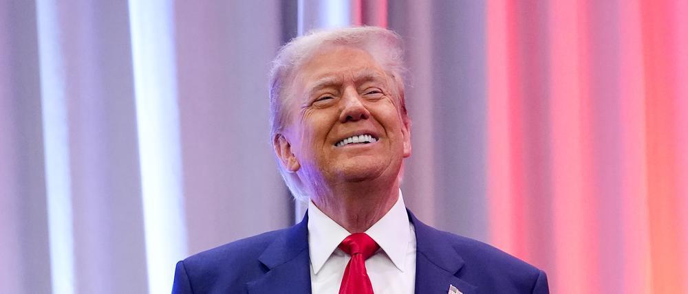 Donald Trump lächelt. Kurz vor seiner Amtseinführung scharen sich viele Konzerne hinter ihn.