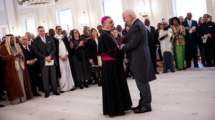 Bundespräsident Frank-Walter Steinmeier begrüßt beim Neujahrsempfang für das Diplomatische Korps im Schloss Bellevue Nikola Eterovic, Apostolischer Nuntius in Deutschland.