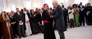 Bundespräsident Frank-Walter Steinmeier begrüßt beim Neujahrsempfang für das Diplomatische Korps im Schloss Bellevue Nikola Eterovic, Apostolischer Nuntius in Deutschland.