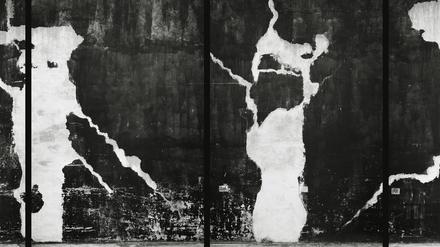 Tableau aus sechs Bildern. Ein Ausschnitt aus Lukas Hoffmanns in New York fotografierter Fassade „Bronx River Avenue, NYC“ von 2016.