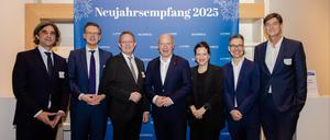 Der Regierende Bürgermeister Kai Wegner (CDU, mitte) war der Star-Gast des Tagesspiegels-Neujahrsempfangs. Doch seines war bei weitem nicht das Einzige in Berlin weithin bekannte Gesicht.