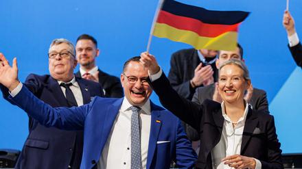 Die AfD-Chefs Alice Weidel und Tino Chrupalla im Kreis ihrer Parteifreunde.  