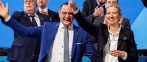 Die AfD-Chefs Alice Weidel und Tino Chrupalla im Kreis ihrer Parteifreunde.  