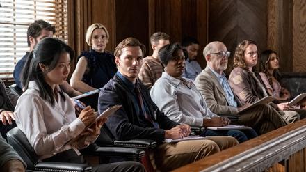 Justin Kemp (Nicholas Hoult, mitte) sitzt in der Jury eines Gerichtsprozesses, der mehr mit ihm zu tun hat, als im recht sein kann.
