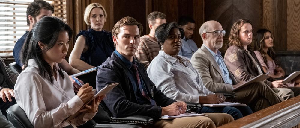 Justin Kemp (Nicholas Hoult, mitte) sitzt in der Jury eines Gerichtsprozesses, der mehr mit ihm zu tun hat, als im recht sein kann.
