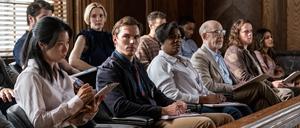 Justin Kemp (Nicholas Hoult, mitte) sitzt in der Jury eines Gerichtsprozesses, der mehr mit ihm zu tun hat, als im recht sein kann.