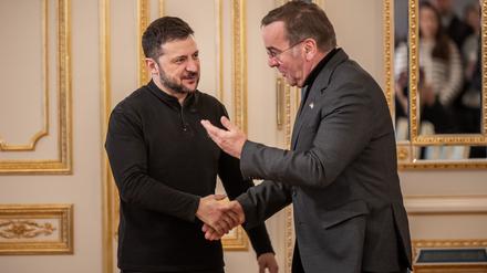 Der ukrainische Präsident Wolodymyr Selenskyj (l) dankte Deutschland einmal mehr für die geleistete Militärhilfe.