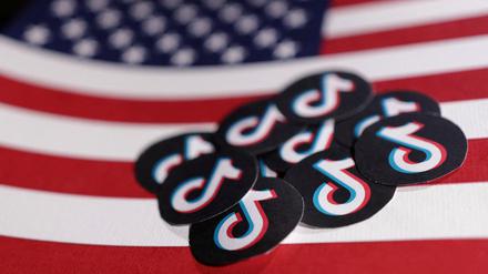 Tiktok-Logos auf einer US-Flagge