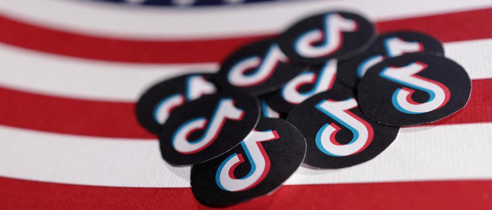 Tiktok-Logos auf einer US-Flagge