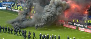 Mai 2018: Vor dem Spiel Hamburger SV gegen Borussia Mönchengladbach brennen Feuerwerkskörper vor dem Abpfiff auf der Tribüne.
