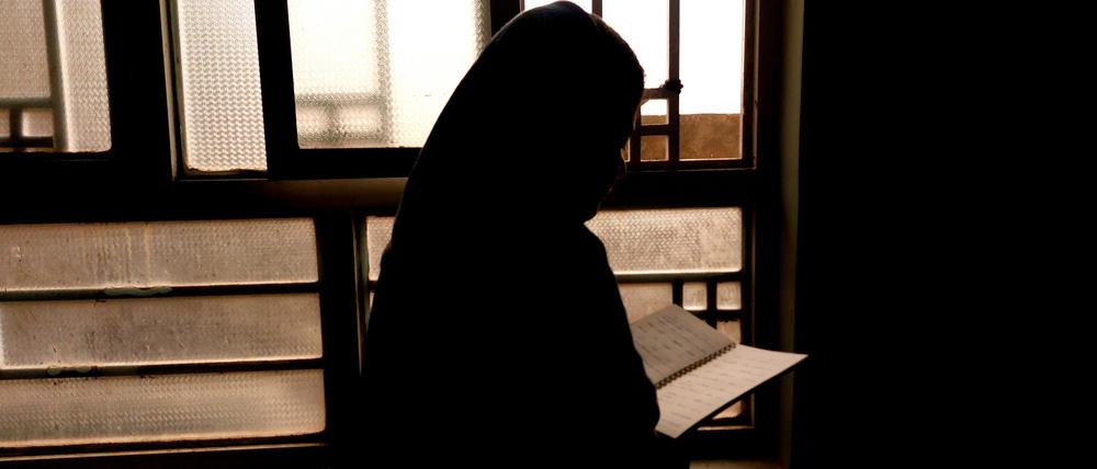 Einige private Lehrinstitute bieten Mädchen und Frauen dennoch Kurse in einzelnen Fächern, meistens Fremdsprachen, an