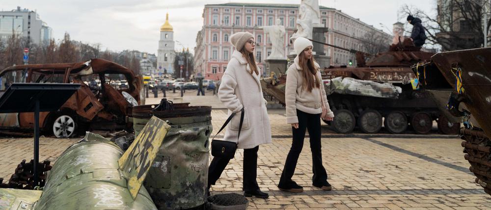 Russland kontaktiert unter anderem Angehörige von ukrainischen Kriegsgefangenen, um sie für ihre Zwecke zu missbrauchen.