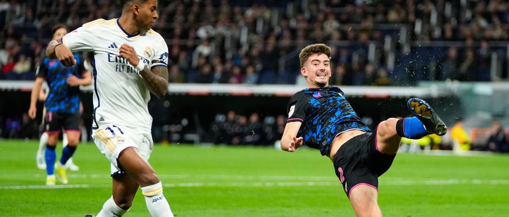 Fußballprofi Kike Salas vom FC Sevilla ist unter Betrugsverdacht getragen.