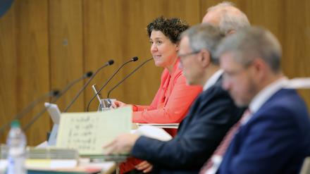 Die Beigeordnete für Ordnung, Sicherheit, Soziales und Gesundheit, Brigitte Meier (SPD), im Vordergrund weitere Mitglieder der Rathausspitze.