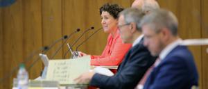 Die Beigeordnete für Ordnung, Sicherheit, Soziales und Gesundheit, Brigitte Meier (SPD), im Vordergrund weitere Mitglieder der Rathausspitze.