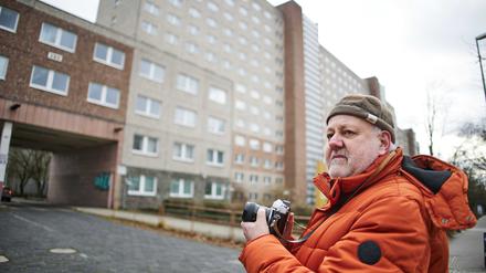 Der Zeitzeuge Ralf Drescher steht mit seiner Praktica-Kamera 35 Jahre nach dem Sturm auf die Stasi-Zentrale in der Ruschestraße in Berlin-Lichtenberg vor dem Gebäude 18. Am 15. Januar 1990 war er dabei, wie Tausende Menschen die Zentrale stürmten, um die weitere Vernichtung von Stasi-Akten zu stoppen.