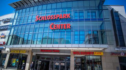 Ein 33-Jähriger stürzt in einem Einkaufszentrum in der Landeshauptstadt aus dem zweiten Obergeschoss in die Tiefe. (Archivbild)