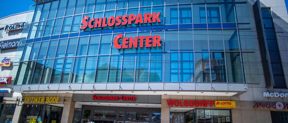 Ein 33-Jähriger stürzt in einem Einkaufszentrum in der Landeshauptstadt aus dem zweiten Obergeschoss in die Tiefe. (Archivbild)