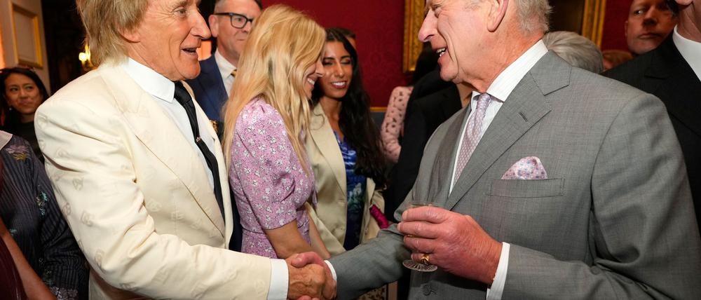 Rod Stewart (l) traf König Charles III. im Sommer. (Archivbild