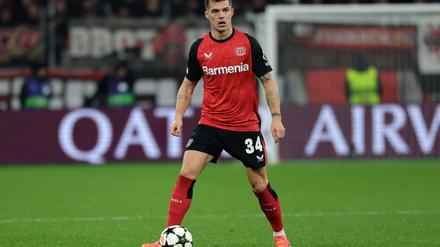 Leverkusens Granit Xhaka ist nach der Hinrunde mit Blick auf einen erneuten Titelgewinn zurückhaltend.