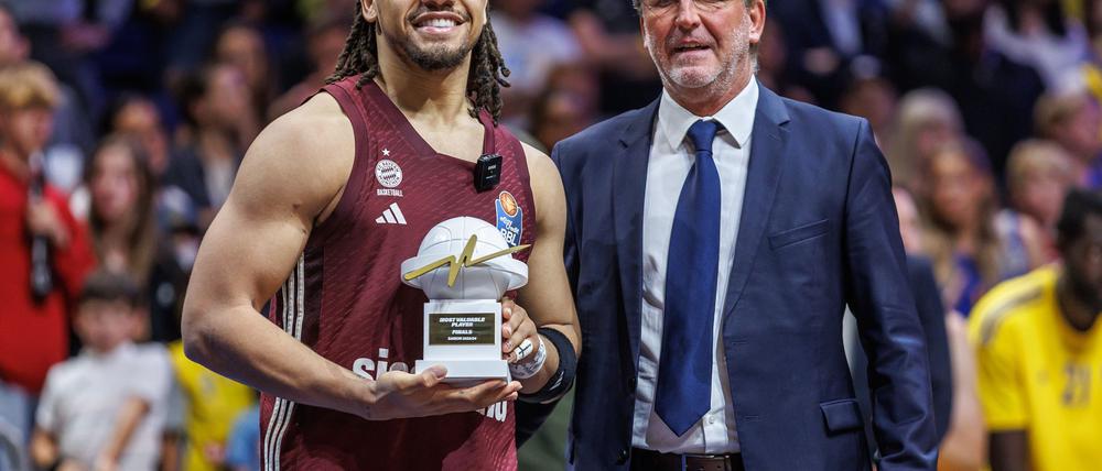 BBL-Geschäftsführer Stefan Holz (r) sieht Diskussion um Polizeikosten mit gemischten Gefühlen.