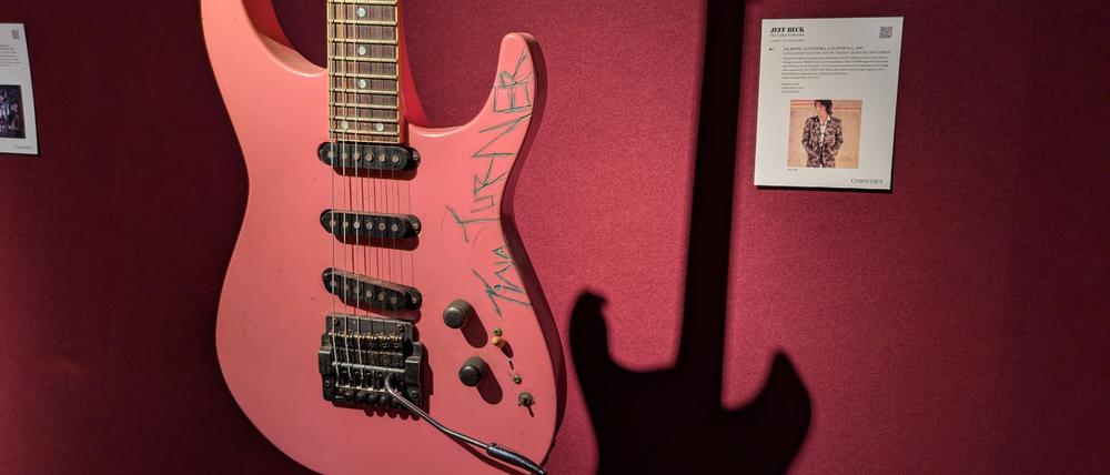Nach den Aufnahmen zu Tina Turners „Private Dancer“ ließ sich Jeff Beck seine pinkfarbene Jackson-Grover-Gitarre von der Sängerin signieren - mit Messer und Nagellack.
