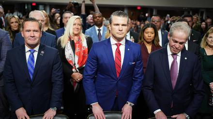 Pete Hegseth (M.) soll US-Verteidigungsminister werden.